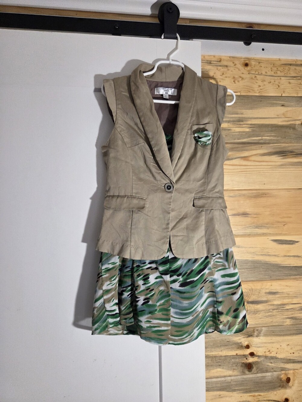 Larry Levine Green Abstract Skirt and Tan Vest Blouse Set Womens size 4